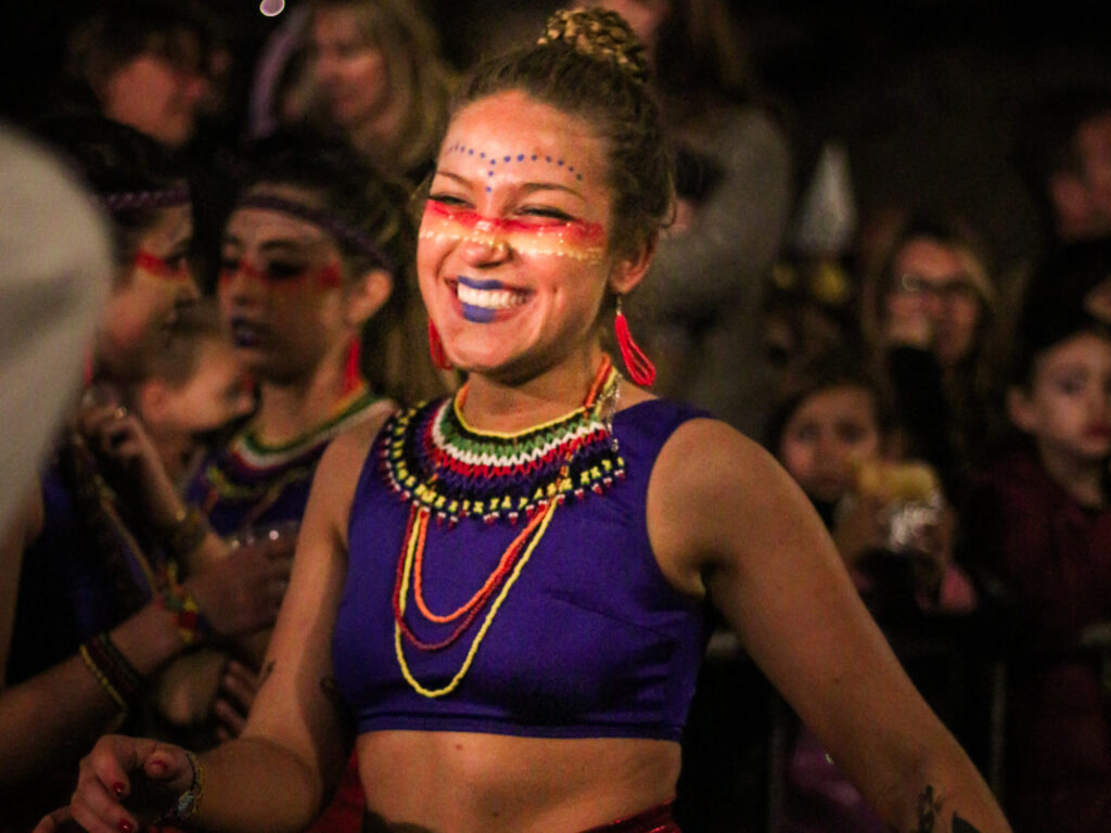 Ragazza che festeggia Carnevale