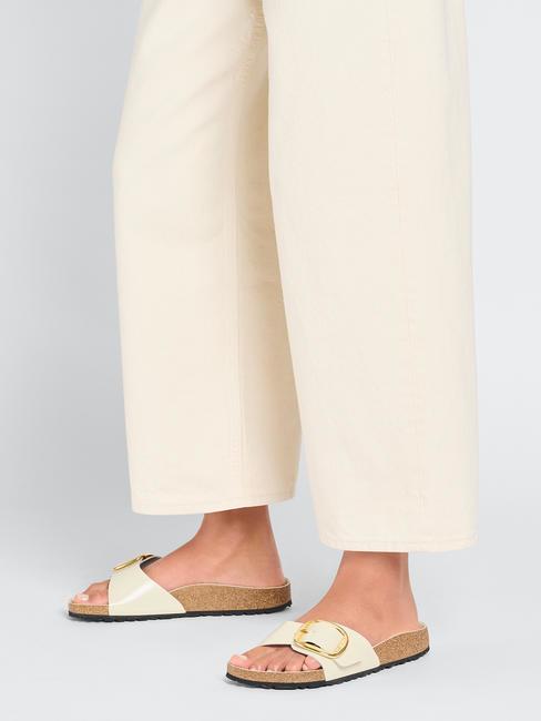 MADRID BIG BUCKLE Ciabatta in pelle vernice shine ecru - Scarpe Donna