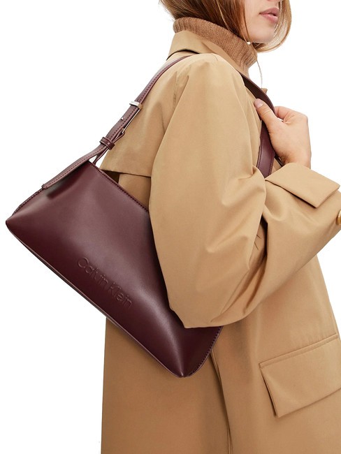 EMBOSSED CALVIN  Borsa a spalla oxblood - Borse Donna
