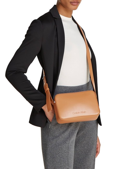 EMBOSSED CALVIN Mini Camera Bag a tracolla lion - Borse Donna