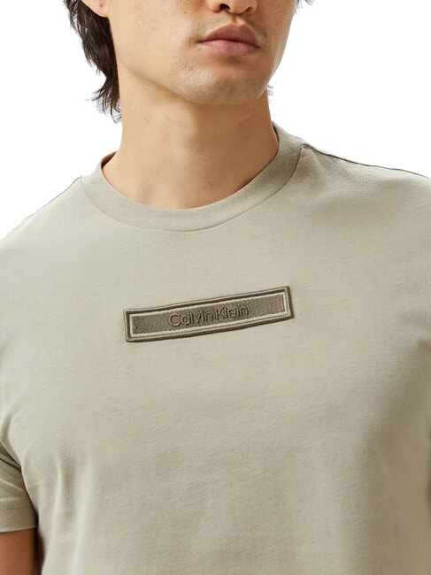 CK T-shirt in cotone slim fit con patch logo fresh clay - T-shirt Uomo
