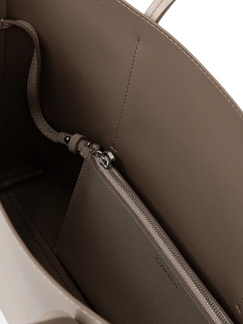 EMBOSSED LOGO Borsa a spalla desert taupe - Borse Donna