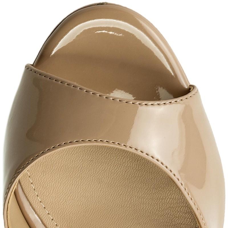 Outlet Guess: saldi su scarpe e borse fino al 60%